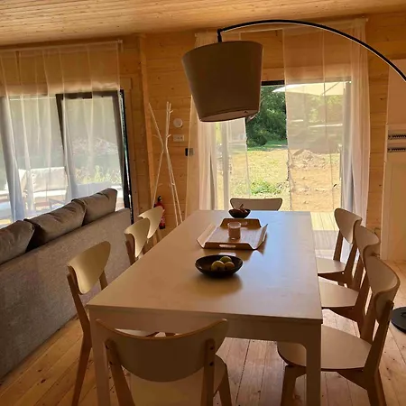 Les Du Lodge *